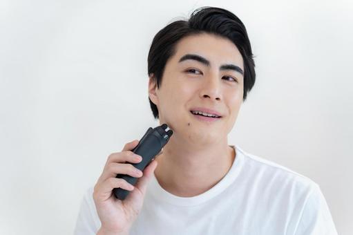 ヒゲ脱毛が気になっている男性へ。今の季節は、始めどきですの画像